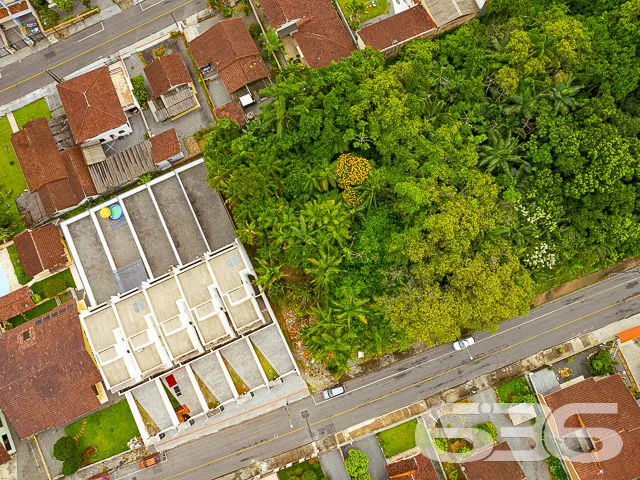 BELÍSSIMO TERRENO NO BAIRRO BOM RETIRO
Este é um