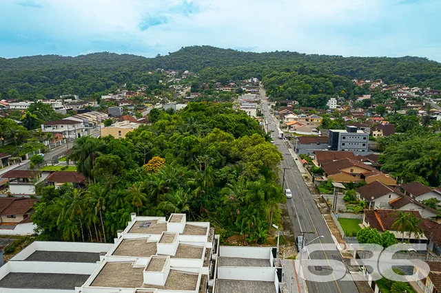 BELÍSSIMO TERRENO NO BAIRRO BOM RETIRO
Este é um