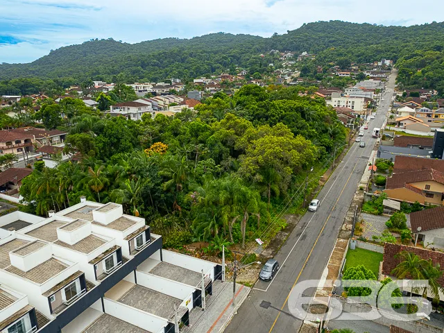 BELÍSSIMO TERRENO NO BAIRRO BOM RETIRO
Este é um