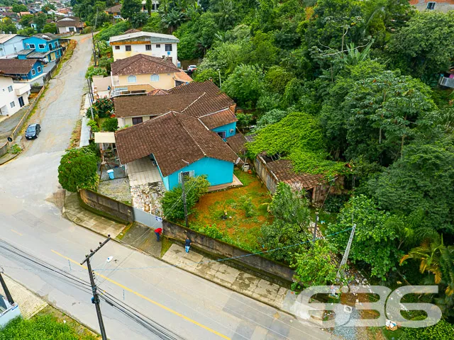 CASA DE ESQUINA COM TERRENO ESPAÇOSO NO BAIRRO PET