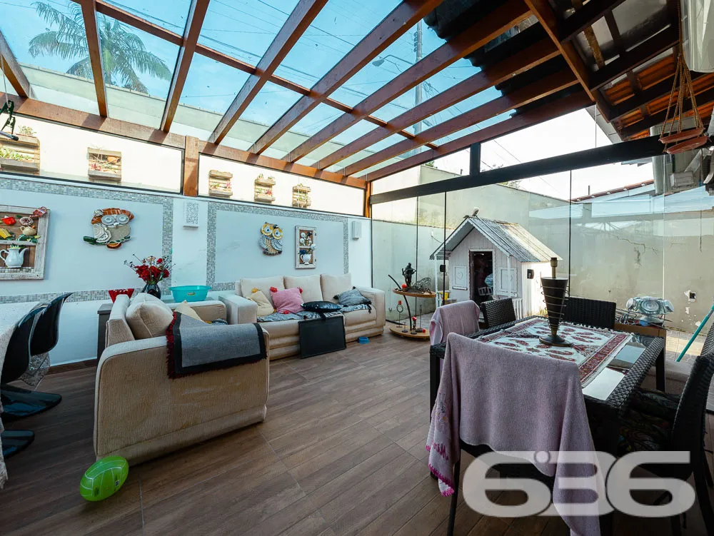 CONFORTO E ELEGÂNCIA NO BAIRRO SAGUAÇU: A CASA QUE