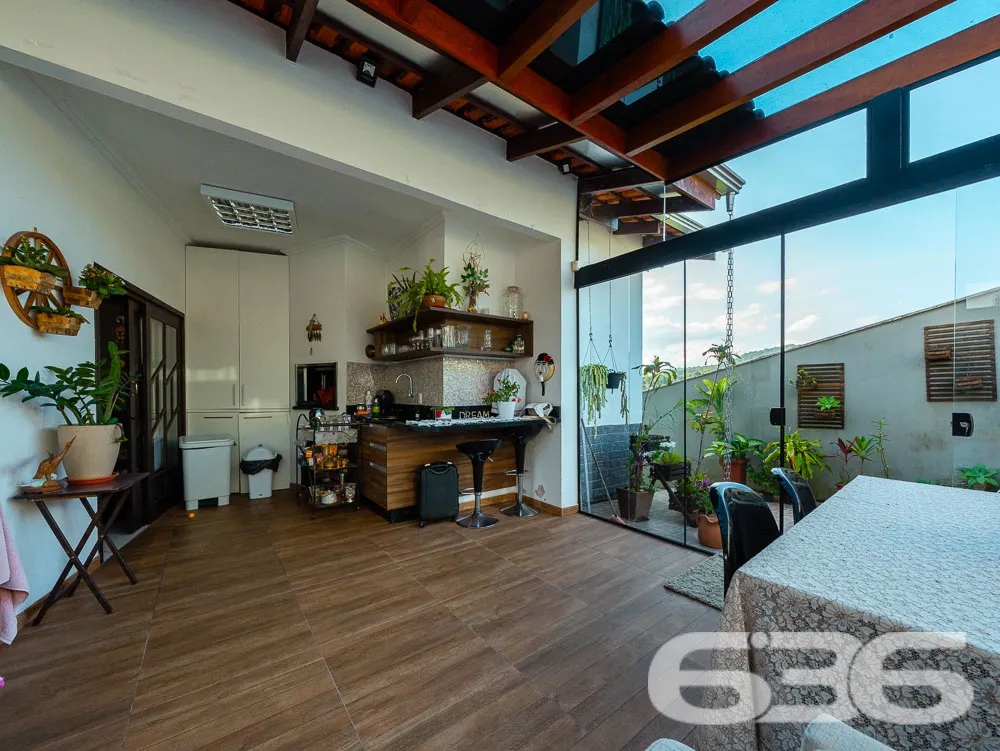 CONFORTO E ELEGÂNCIA NO BAIRRO SAGUAÇU: A CASA QUE