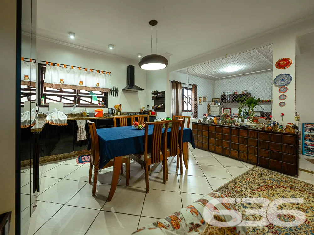 CONFORTO E ELEGÂNCIA NO BAIRRO SAGUAÇU: A CASA QUE