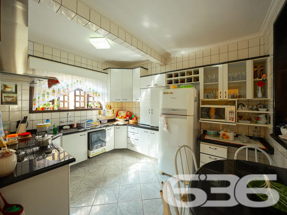 BELA CASA A VENDA, VENHA CONHECER ESTE IMĂVEL NO B