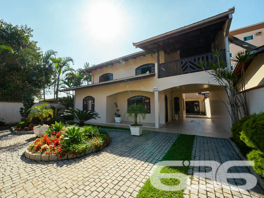 BELA CASA A VENDA, VENHA CONHECER ESTE IMĂVEL NO B