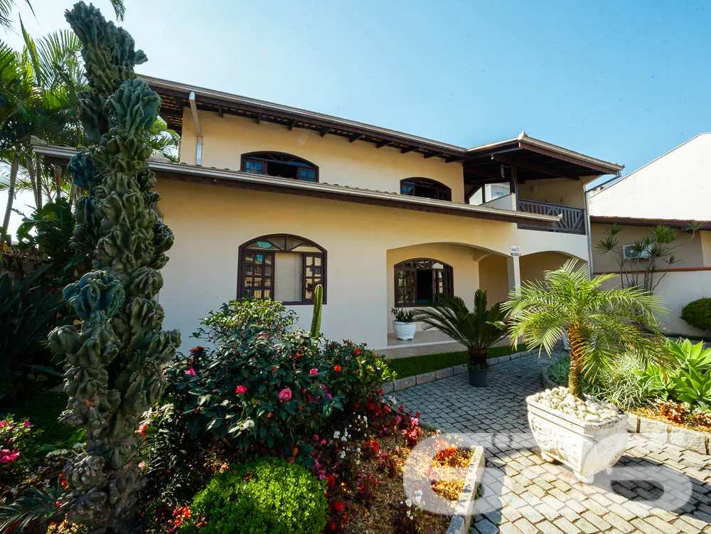 BELA CASA A VENDA, VENHA CONHECER ESTE IMĂVEL NO B