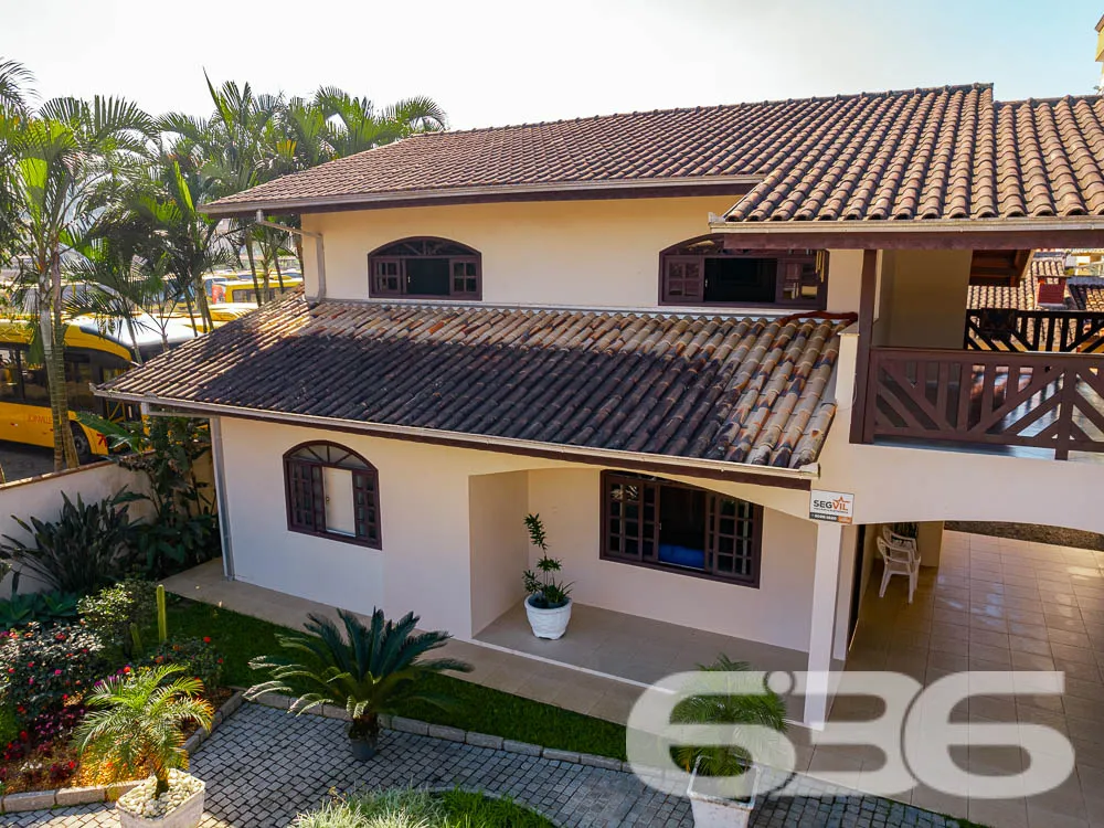BELA CASA A VENDA, VENHA CONHECER ESTE IMĂVEL NO B