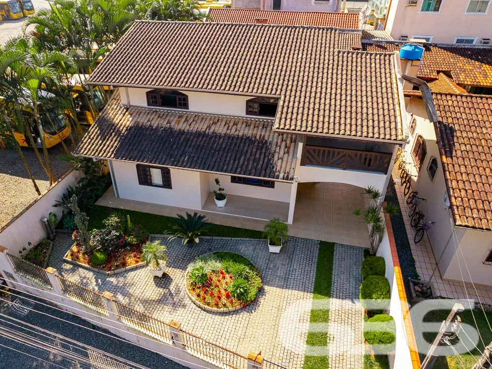 BELA CASA A VENDA, VENHA CONHECER ESTE IMĂVEL NO B