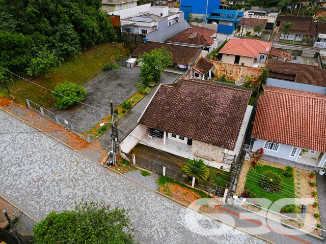 IMĂVEL ACONCHEGANTE COM AMPLO QUINTAL NO BOEHMERWA
