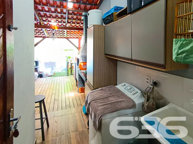 VENDE-SE SOBRADO COM 2 DORMITĂRIOS NO BAIRRO JARDI