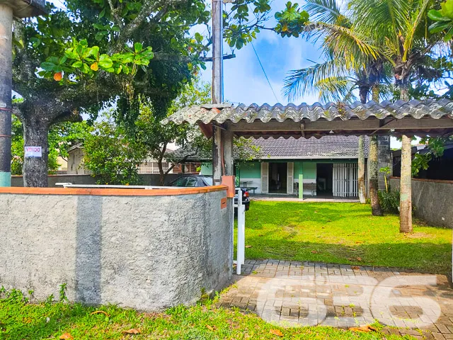 VENDE-SE RESIDÊNCIA COM SUÍTE + 2 DORMITÓRIOS NO C