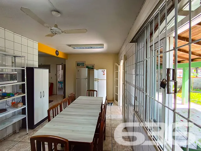 VENDE-SE RESIDÊNCIA COM SUÍTE + 2 DORMITÓRIOS NO C