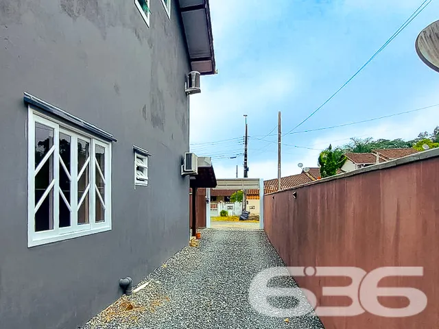 VENDE-SE IMĂVEL COM 5 DORMITĂRIOS E PISCINA NO BAI