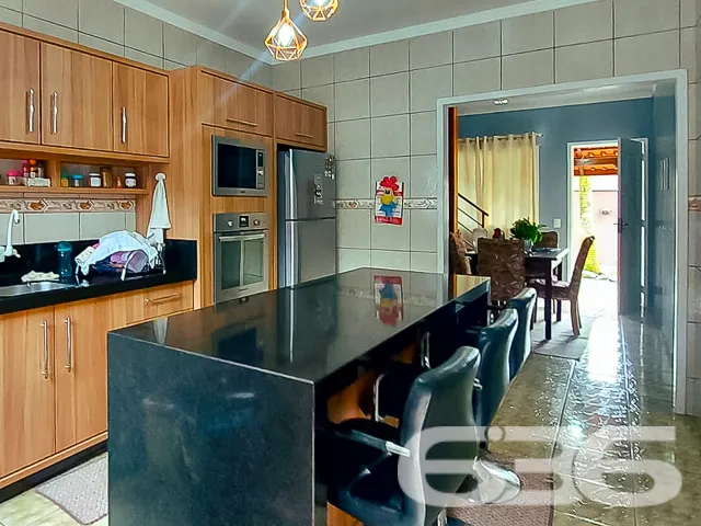 VENDE-SE IMĂVEL COM 5 DORMITĂRIOS E PISCINA NO BAI