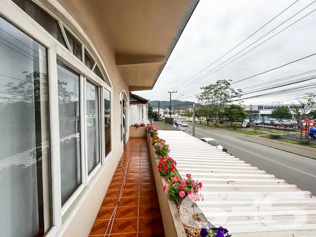 Amplo Sobrado Residencial e Comercial no Bairro Co