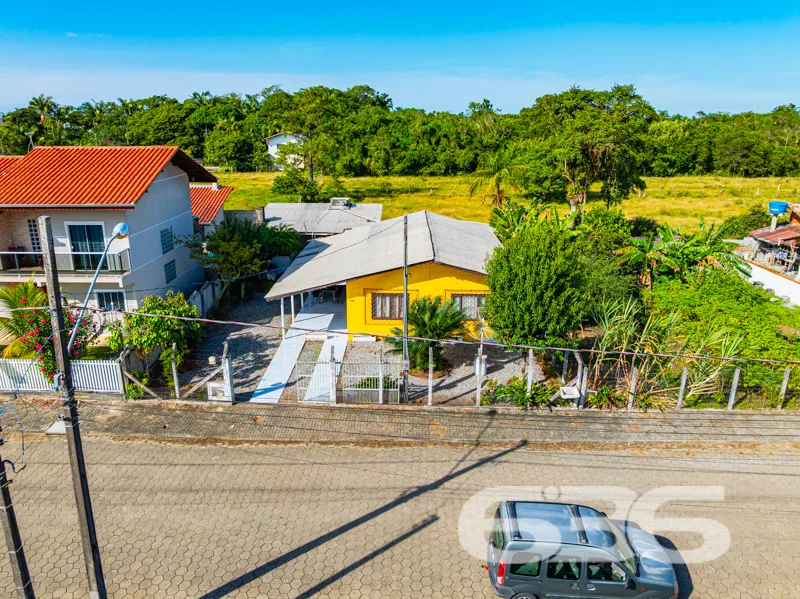Ampla residência térrea mobiliada à venda no bairr