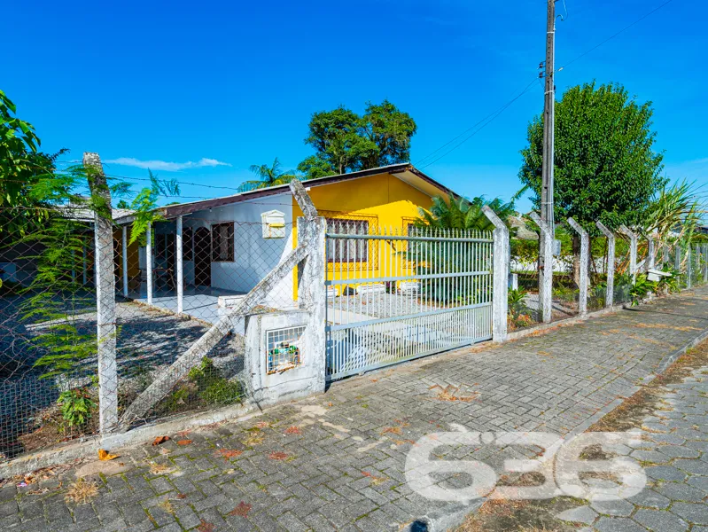 Ampla residência térrea mobiliada à venda no bairr