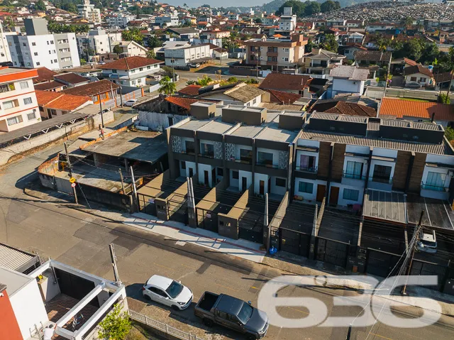 Este geminado sobrado em Joinville, SC,  represent