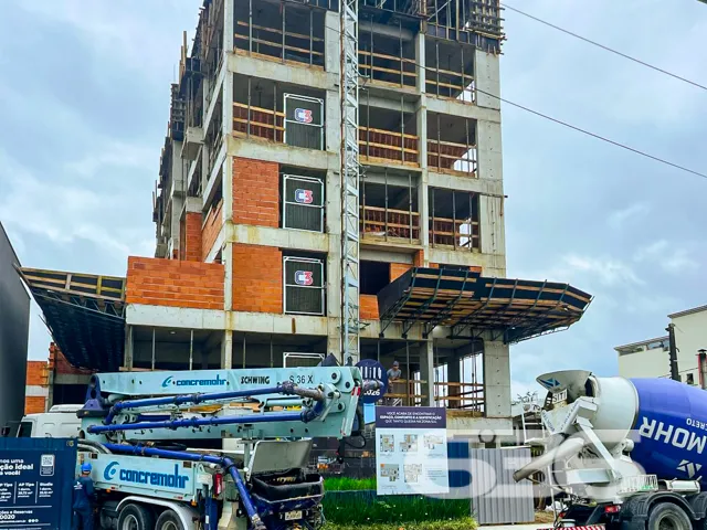 Apartamentos com sacada e churrasqueira em prédio
