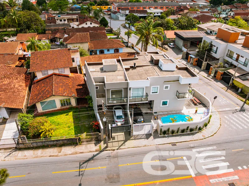 MagnĂfica Oportunidade em Joinville: Sobrado de Al