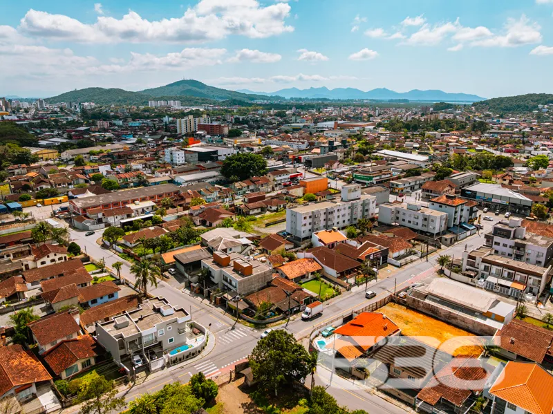 MagnĂfica Oportunidade em Joinville: Sobrado de Al