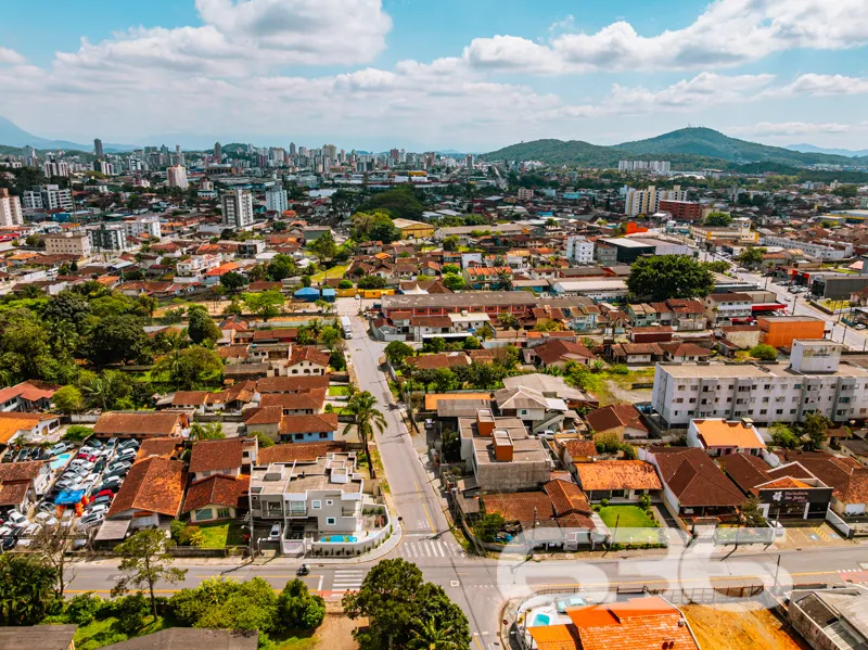 MagnĂfica Oportunidade em Joinville: Sobrado de Al